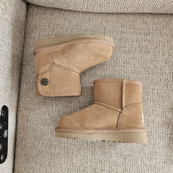 UGG Jona Toddler Boots - Picture 3 of 11